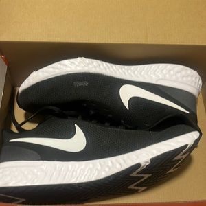 black nike women’s shoes revolution 5. Size 9.5 in women’s